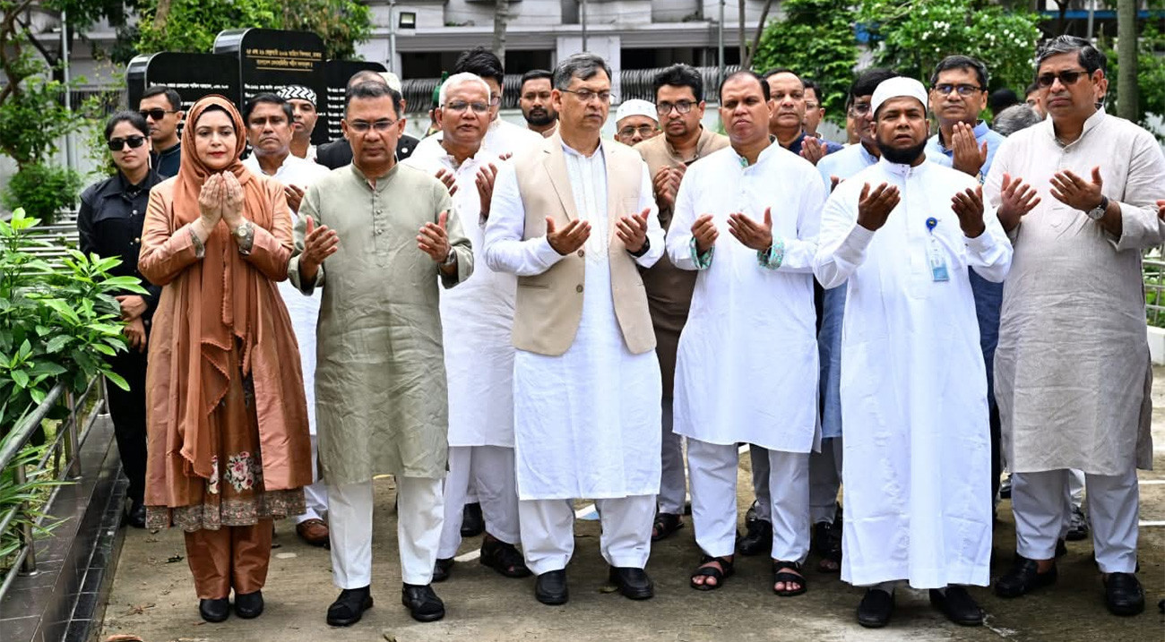 বিডিআর বিদ্রোহে শহীদ সেনা কর্মকর্তাদের কবর জিয়ারত করলেন প্রধানমন্ত্রী