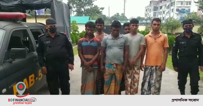 পদ্মা নদী থেকে অস্ত্র সহ ৬ জলদস্যু আটক