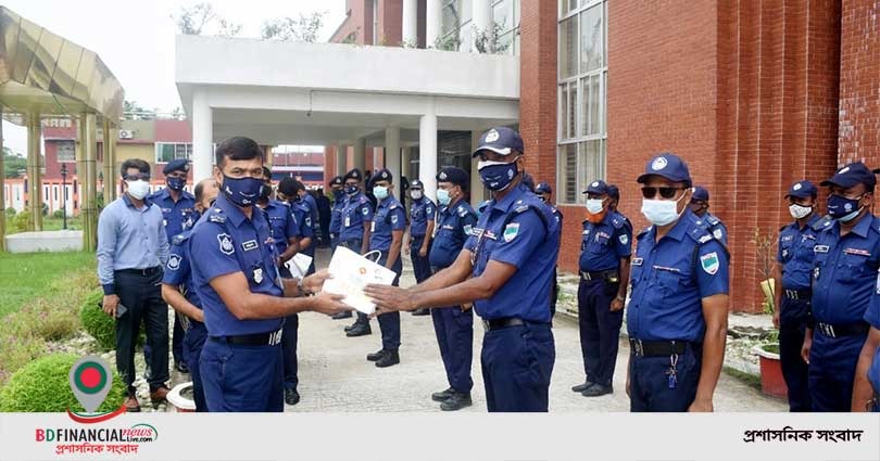 কুষ্টিয়া জেলা পুলিশের উদ্যোগে স্বাস্থ্য সামগ্রী বিতরণ
