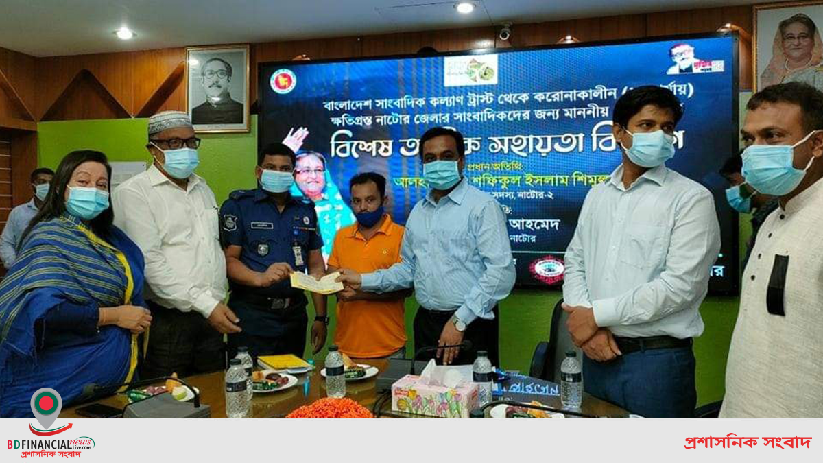 নাটোরে আর্থিক সহায়তার চেক বিতরণ