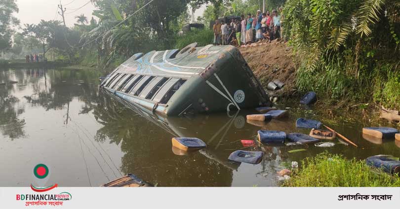 ঘু‌মি‌য়ে বাস চালা‌চ্ছিলেন চালক; নিয়ন্ত্রণ হা‌রিয় উ‌ল্টে খা‌দে প‌ড়ে নিহত-১
