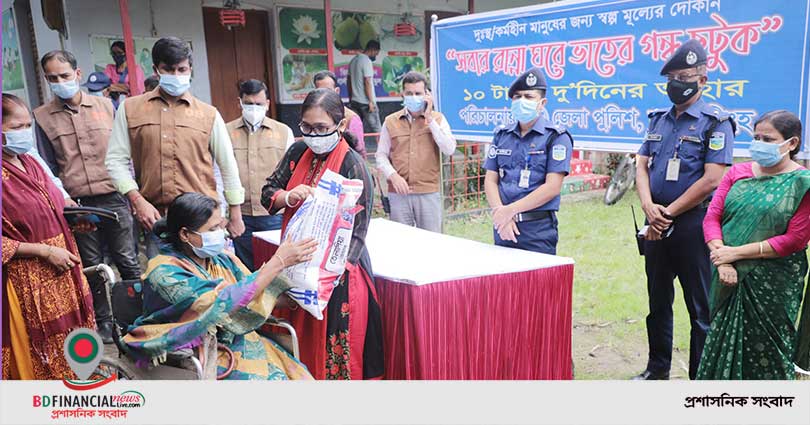 ময়মনসিংহে দুই শতাধিক প্রতিবন্ধিদের খাদ্য দিয়েছে জেলা পুলিশ