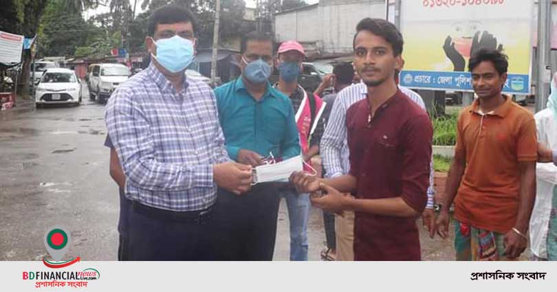 ময়মনসিংহে জেলা প্রশাসকের মাস্ক বিতরণ