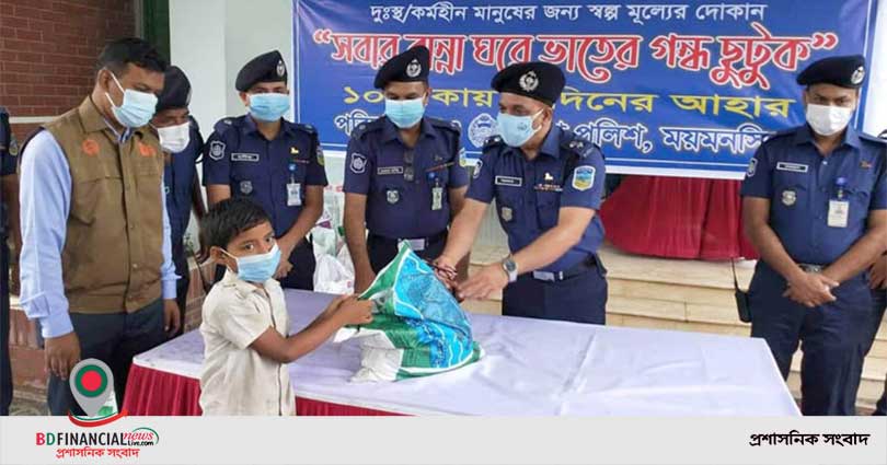 ময়মনসিংহের এসপি প্রতিদিন একশ’ দুস্থ পরিবারকে দু’দিনের খাদ্য দিচ্ছে