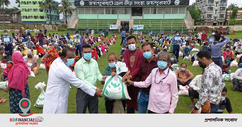 জয়পুরহাটে আরও ৬০০ অসহায় পরিবার পেল বসুন্ধরা গ্রুপের ত্রাণ