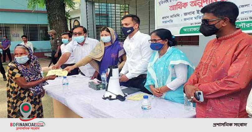আজমীরগঞ্জে নদী ভাঙ্গণ এলাকা পরিদর্শন ও দরিদ্রদের মানবিক সহায়তা প্রদান করেন ডিসি- ইশরাত জাহান