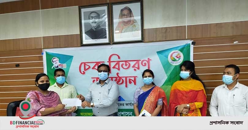 সংস্কৃতিসেবীদের আর্থিক সাহায্য প্রদান করলেন গাইবান্ধার জেলা প্রশাসক