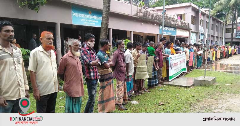 অসামাজি কার্যকলাপে জড়িত থাকায় দুটি পরিবারকে উচ্ছেদের দাবীতে মানববন্ধন