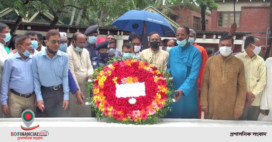 টুঙ্গিপাড়ায় জাতির পিতার সমাধিতে গৃহায়ন ও গণপূর্ত মন্ত্রণালয়ের সচিবের শ্রদ্ধা নিবেদন