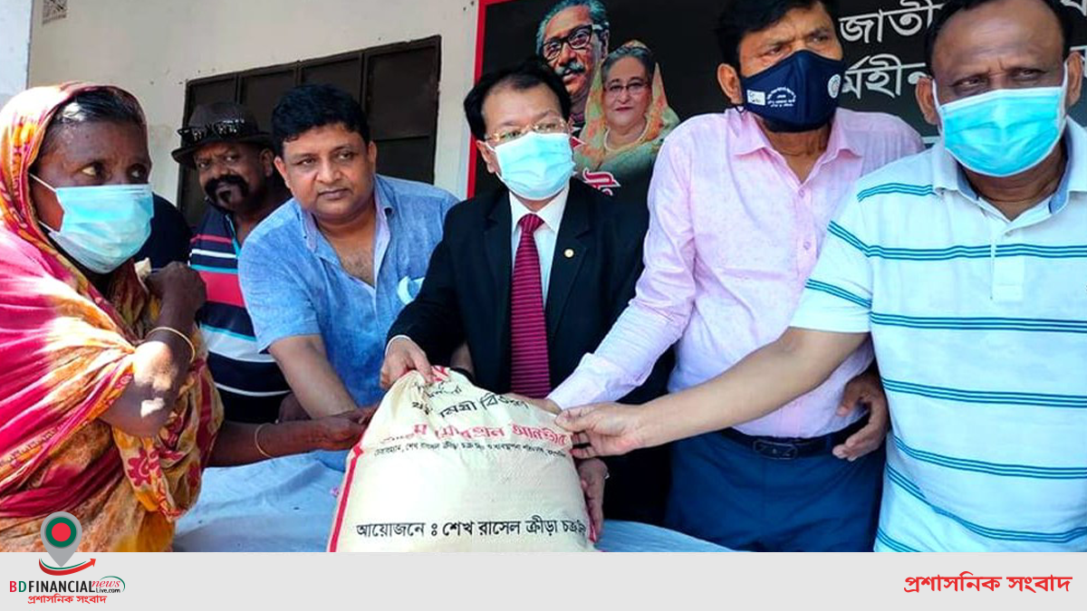 মানিকগঞ্জে শেখ রাসেল ক্রীড়া চক্রের খাদ্যসামগ্রী বিতরণ