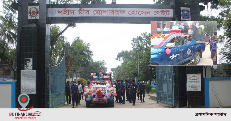 লালমনিরহাটে অবসরে যাওয়া সহকর্মীকে সুসজ্জিত গাড়িতে বিদায় সংবর্ধনা