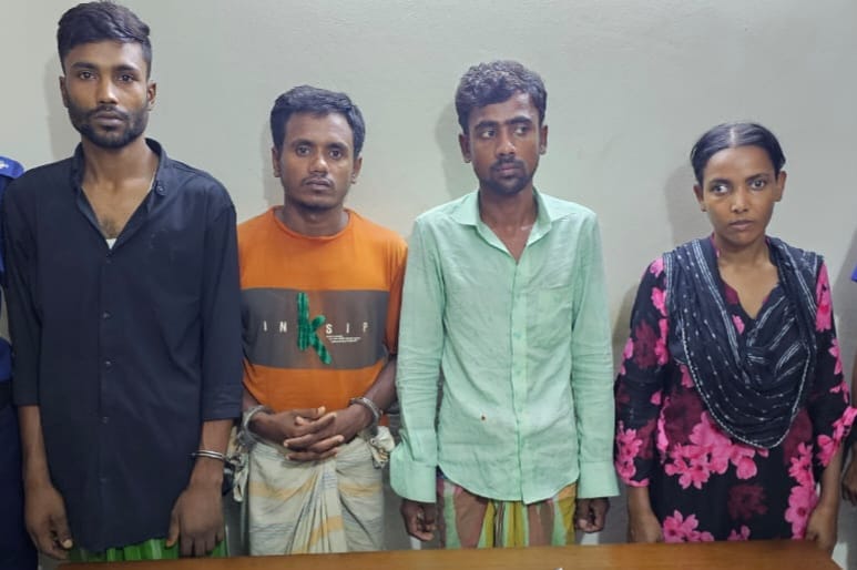 ০৪ ডাকাত গ্রেফতার সহ লুন্ঠিত স্বর্ণ ও বিদেশী মুদ্রা উদ্ধার