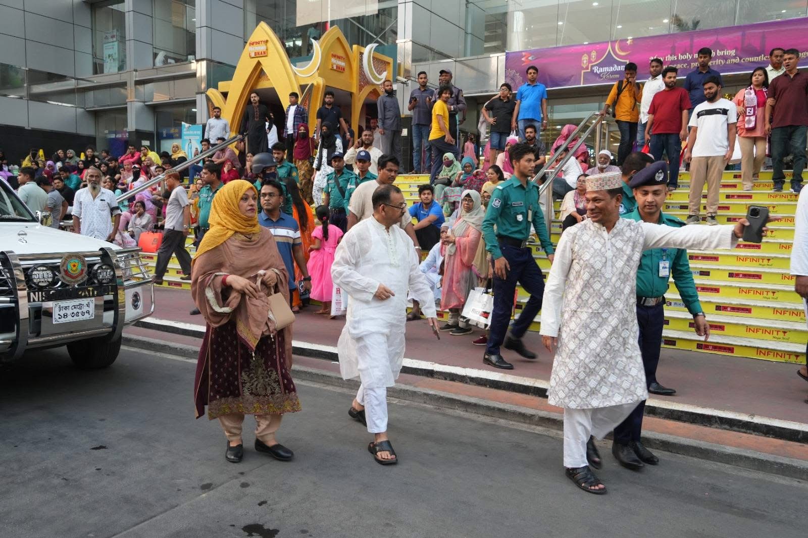 বসুন্ধরা শপিংমলের সামনে দায়িত্বরত পুলিশ সদস্যদের সাথে একত্রে বসে ইফতার করলেন ডিএমপি কমিশনার