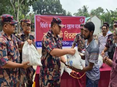 মহেশপুরে বিজিবির ত্রাণ সামগ্রী বিতরণ