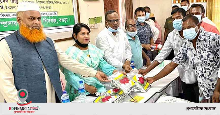 শিবগঞ্জে প্রান্তিক কৃষকদের মাঝে গ্রীষ্মকালীন কৃষি উপকরণ বিতরণ