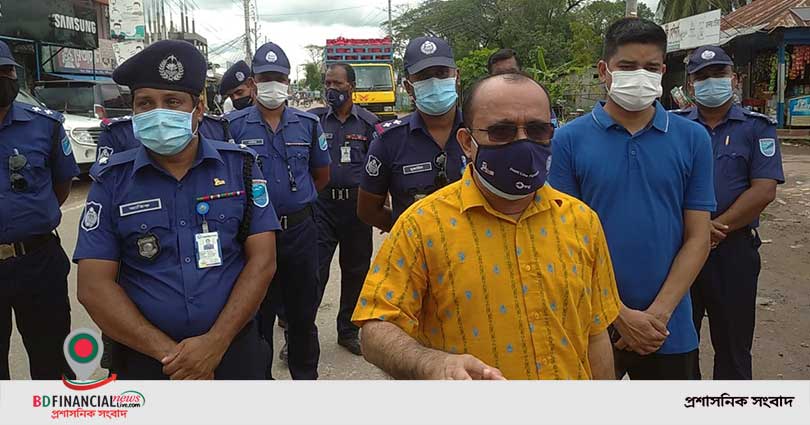 শরীয়তপুরে কোভিড-১৯-এর বিস্তার রোধে সামাজিক দূরত্ব নিশ্চিতকরণে মাঠে নেমেছেন পুলিশ সুপার