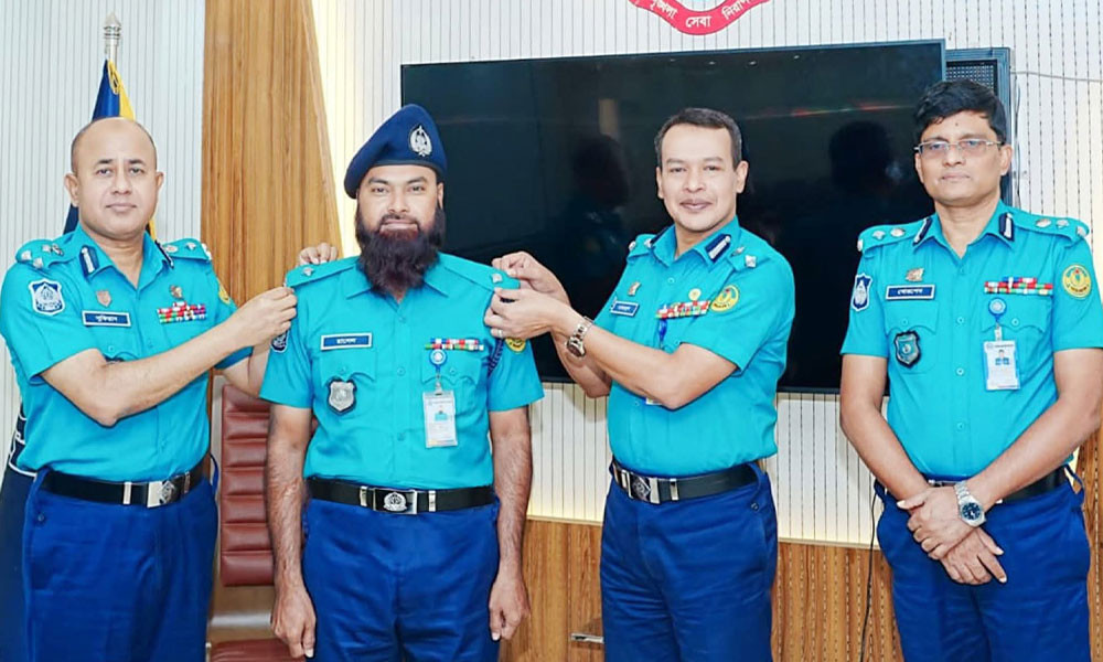 আরএমপিতে পুলিশ পরিদর্শক পদে পদোন্নতিপ্রাপ্তদের র‌্যাংক ব্যাজ পরালেন কমিশনার
