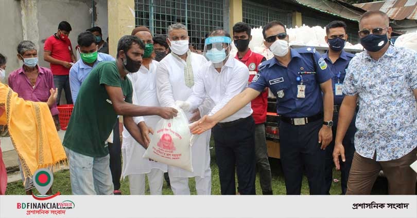 ১ হাজার পরিবহণ শ্রমিককে খাদ্য সহায়তা দিলো নেত্রকোনা জেলা প্রশাসন