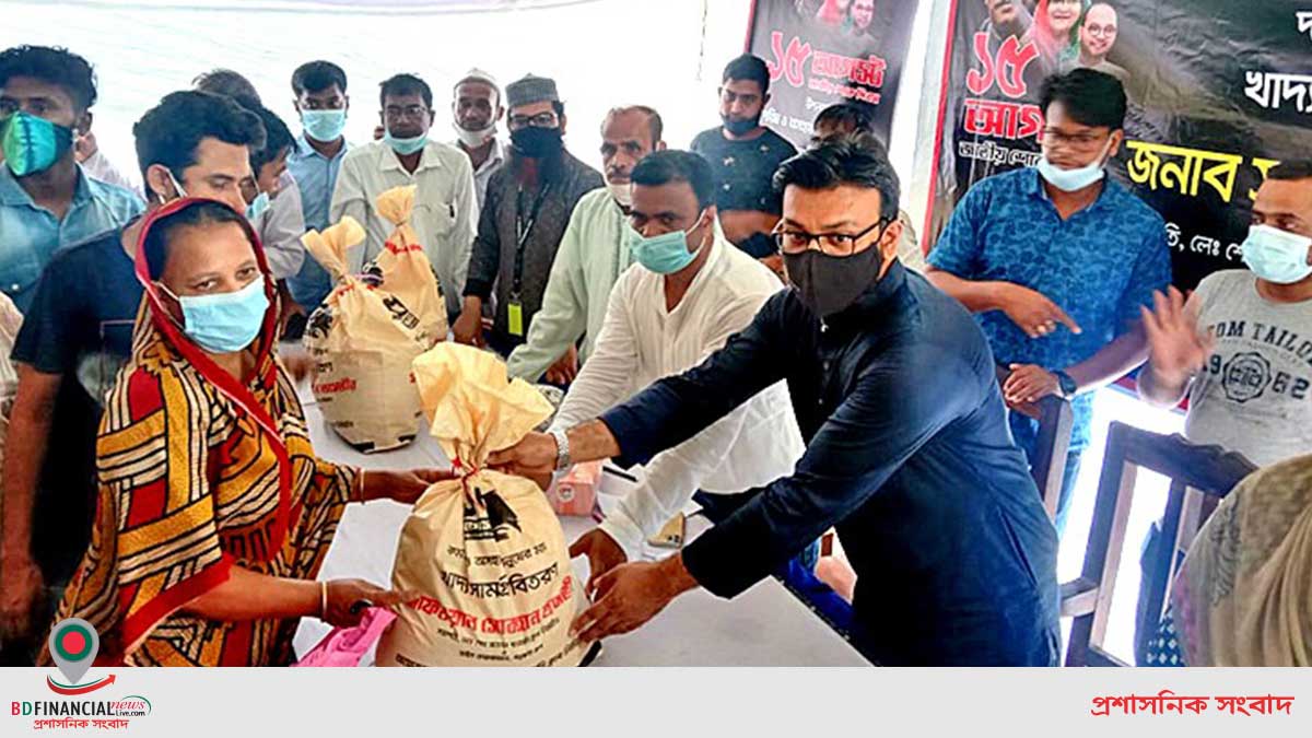 মিরসরাইতে খাদ্যসামগ্রী বিতরণ শেখ জামাল ধানমন্ডি ক্লাবের