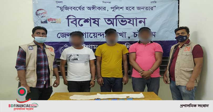 চট্টগ্রামে ডিবির অভিযানে ৪হাজার ইয়াবা ও মাইক্রোবাসসহ আটক ৩