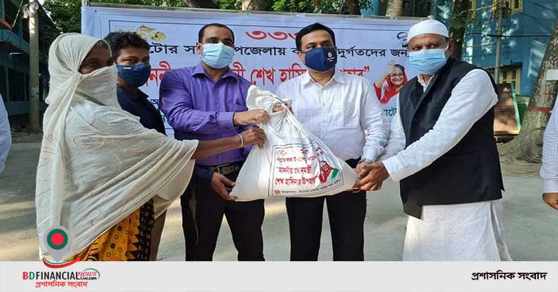 নাটোরে জরুরি সহায়তা চাওয়া ১শ জনকে জেলা প্রশাসনের খাদ্য প্রদান