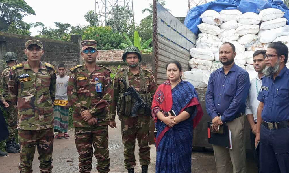 যৌথ অভিযানে ১৩ টন পলিথিন জব্দ, ৬ লাখ টাকা জরিমানা