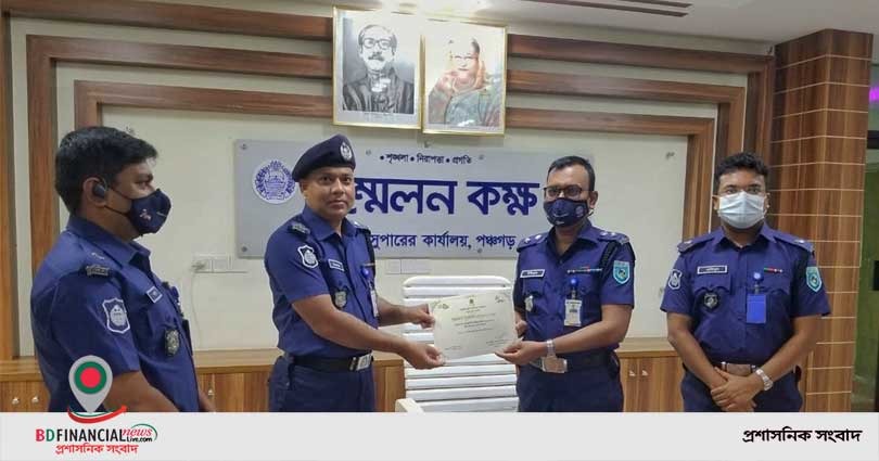 পঞ্চগড়ে ২ পুলিশকে শুদ্ধারচার পুরস্কার প্রদান