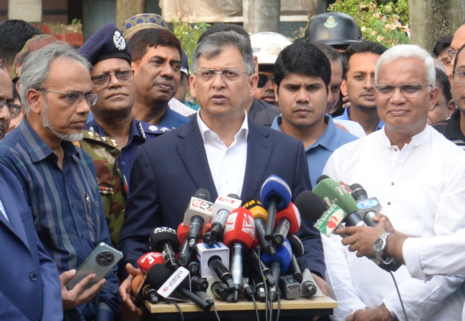 সন্ত্রাসী-চাঁদাবাজদের দ্রুত গ্রেপ্তারের নির্দেশ স্বরাষ্ট্রমন্ত্রীর