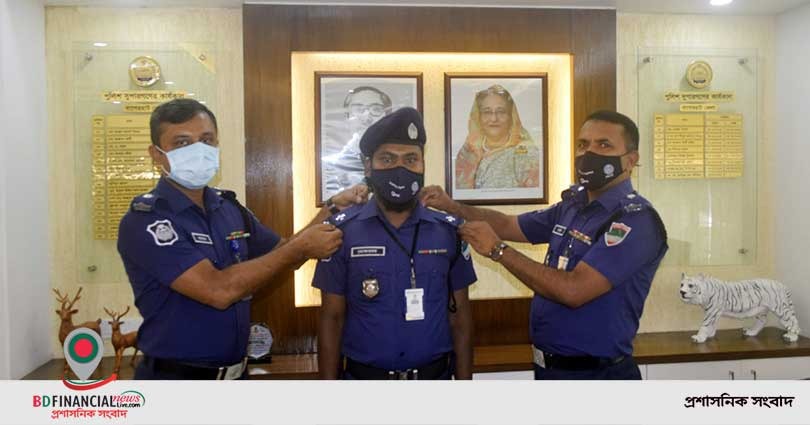 বাগেরহাটে নতুন এএসআইকে র‍্যাঙ্ক-ব্যাজ পরালেন পুলিশ সুপার
