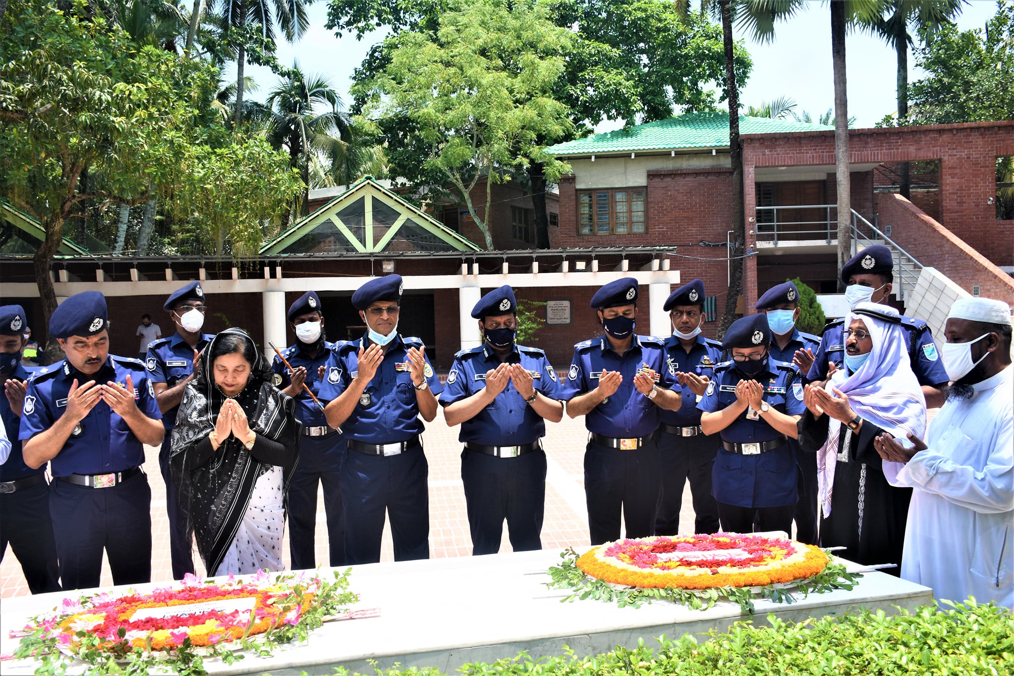 বঙ্গবন্ধুর সমাধিসৌধে ফুল দিয়ে শ্রদ্ধা জানালেন সদ্য পদোন্নতি পাওয়া অতিরিক্ত আইজিপিরা