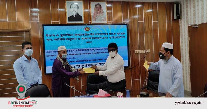 বগুড়ায় ইমাম ও মোয়াজ্জিনদের সুদমুক্ত ঋণ দিলেন ডিসি