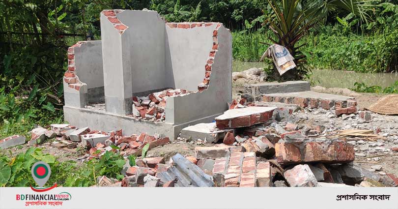 বসতবাড়ির উপর দিয়ে রাস্তা নির্মানের ঘটনায় অভিযোগ