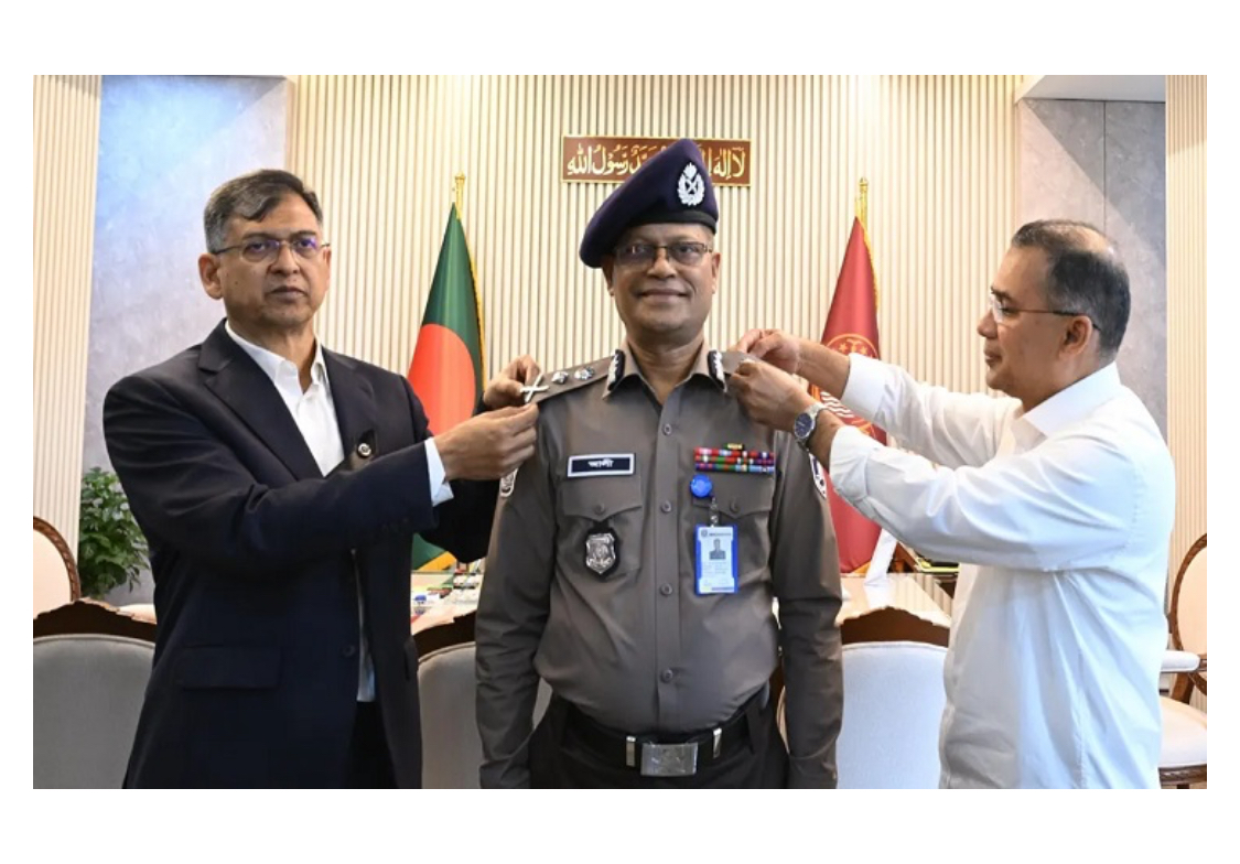নবনিযুক্ত আইজিপিকে র‍্যাঙ্ক ব্যাজ পরালেন প্রধানমন্ত্রী