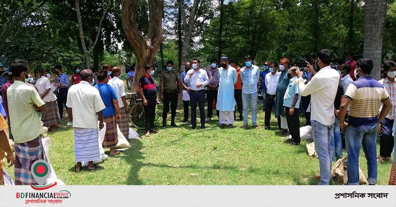 চুয়াডাঙ্গার আলমডাঙ্গায় বিভিন্ন শ্রেণী পেশার মানুষকে মানবিক সহায়তা প্রদান