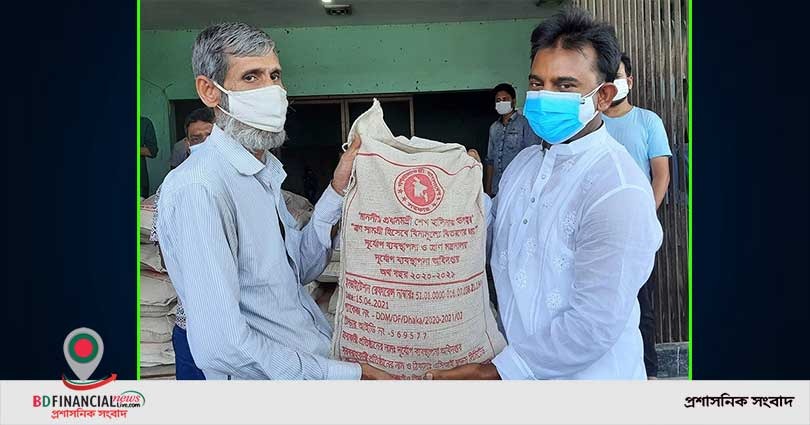 নাটোরের সিংড়ায় প্রধানমন্ত্রীর মানবিক সহায়তা বিতরণ করলেন মেয়র