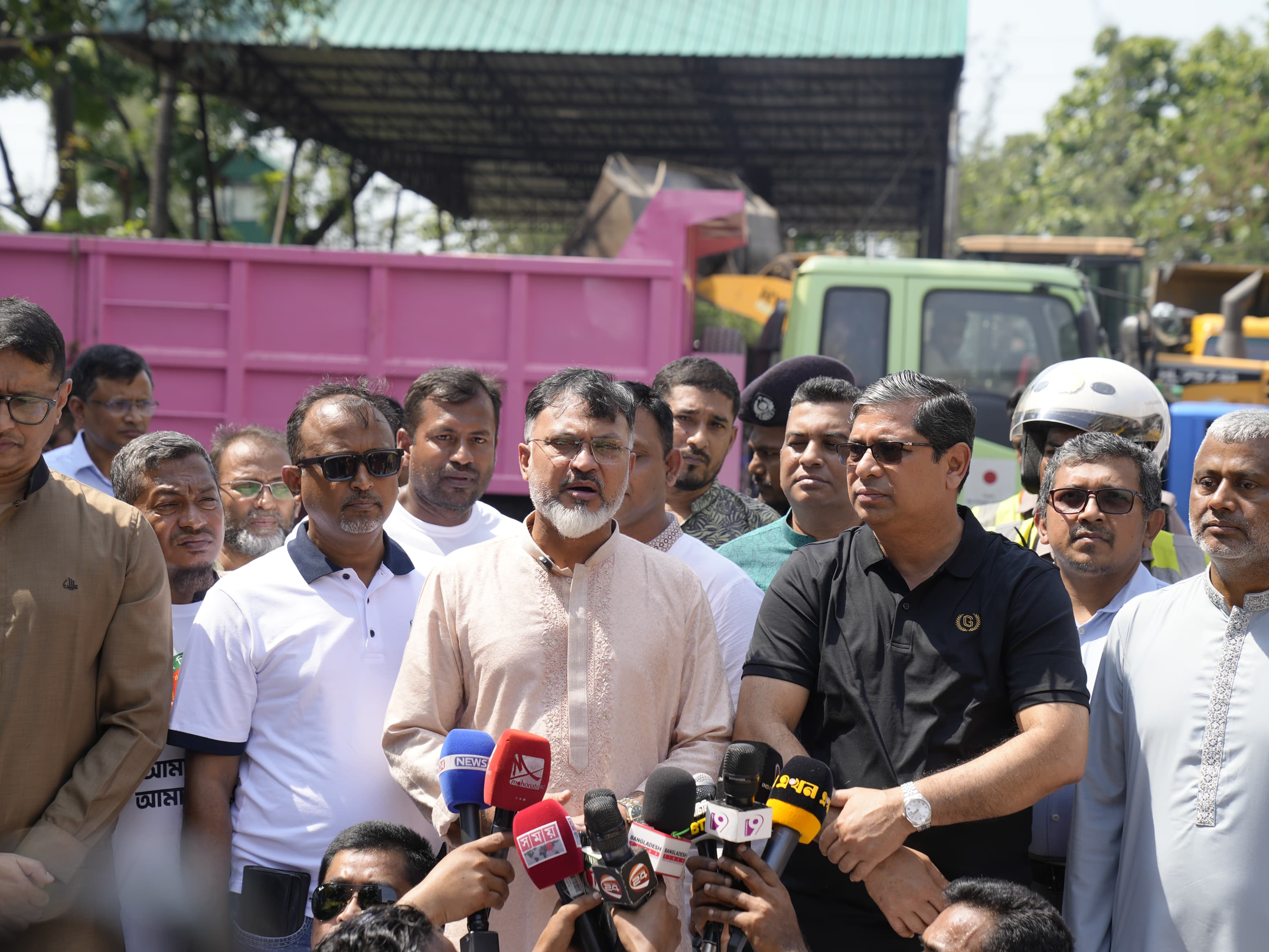 কোরবানির বর্জ্য অপসারণে মাঠে প্রতিমন্ত্রী ও ডিএনসিসি প্রশাসক