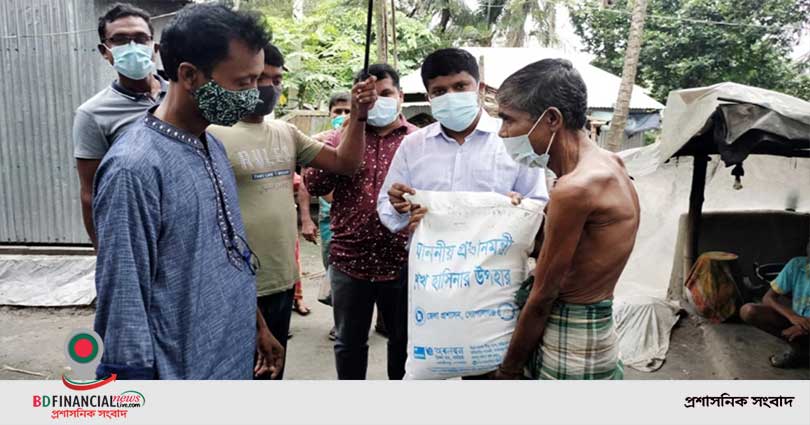 কোটালীপাড়ায় বৃষ্টিতে ভিজে অসহায় রঞ্জনের বাড়িতে খাদ্যসামগ্রী নিয়ে গেলেন ইউএনও