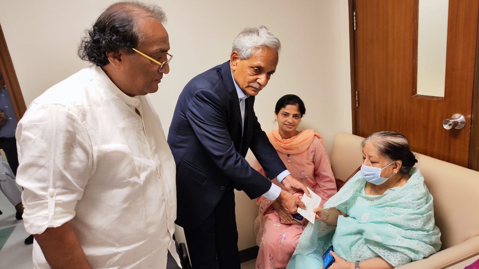 অসুস্থ মোস্তফা মনোয়ারের পাশে সংস্কৃতি মন্ত্রণালয়, আর্থিক সহায়তা প্রদান