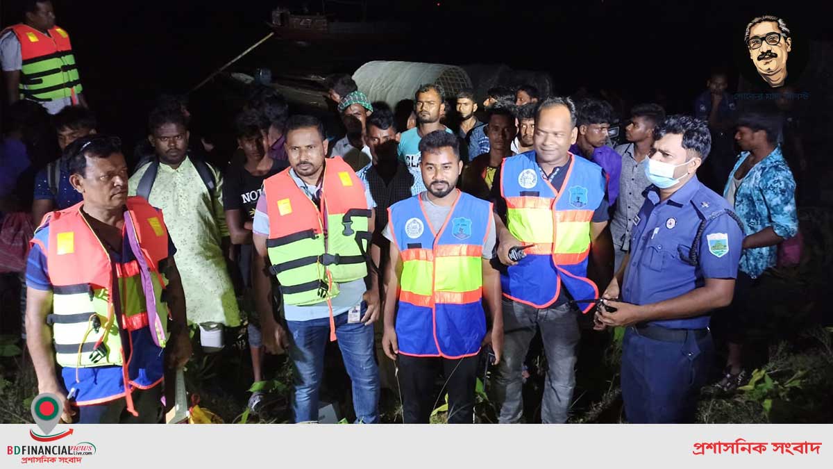 পদ্মায় বিকল পিকনিকের নৌযান, ৯৯৯ এ ফোন কলে উদ্ধার শিশু সহ ৪৫ যাত্রী