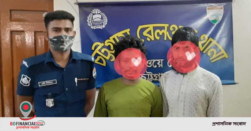পদোন্নতি প্রাপ্ত নায়েককে র্যাঙ্কব্যাজ পরিয়ে দেন জয়পুরহাট জেলার পুলিশ সুপার