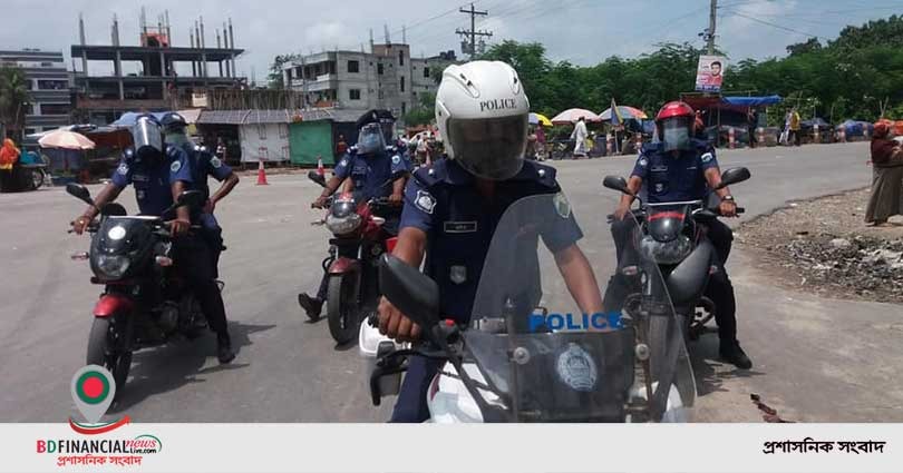 করোনা সচেতনতায় পাবনা জেলা পুলিশের মহড়া