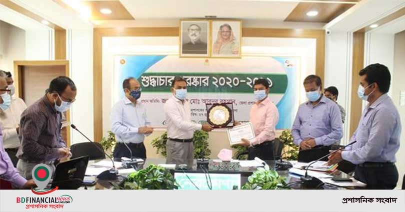নেত্রকোণায় শুদ্ধাচার পুরস্কার প্রদান