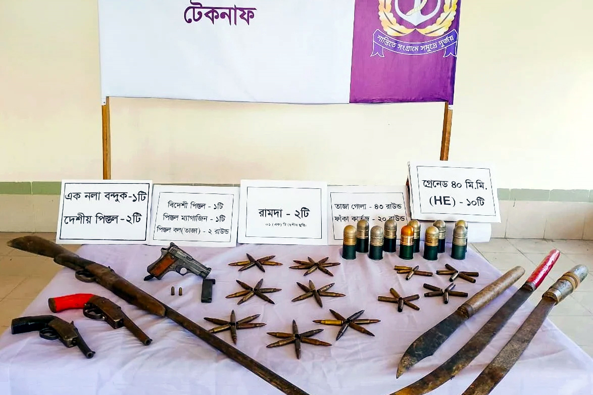 কক্সবাজারে বিপুল পরিমাণ অস্ত্র ও গোলাবারুদ উদ্ধার