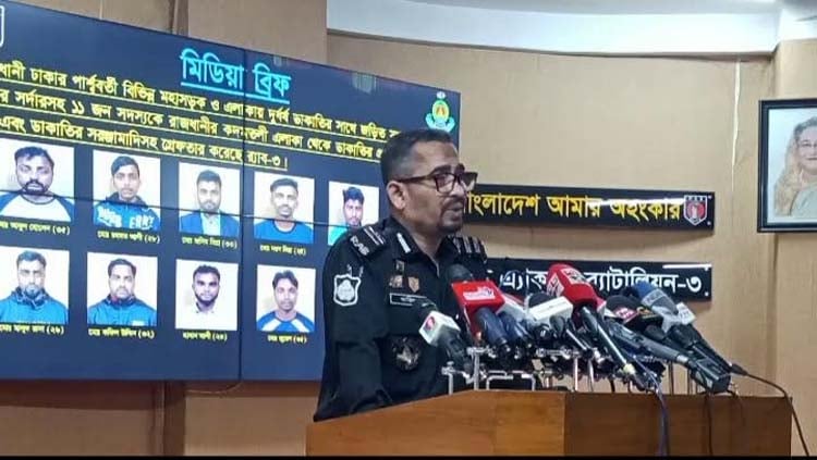 রাজধানীসহ বিভিন্ন মহাসড়কে ডাকাতির সাথে জড়িত দলের সর্দারসহ ১১ জন গ্রেফতার