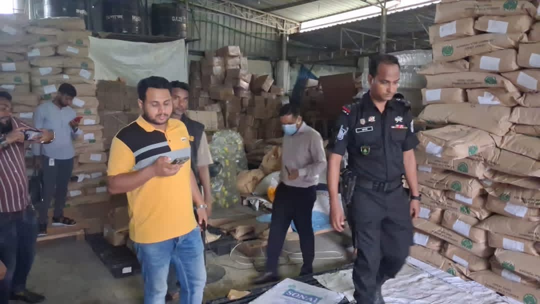 ভ্রাম্যমান আদালত কর্তৃক ০৩ জন’কে ০৬ লক্ষ টাকা জরিমানা এবং বিপুল পরিমাণ নকল খাদ্য পণ্য ও তামার তার জব্দ