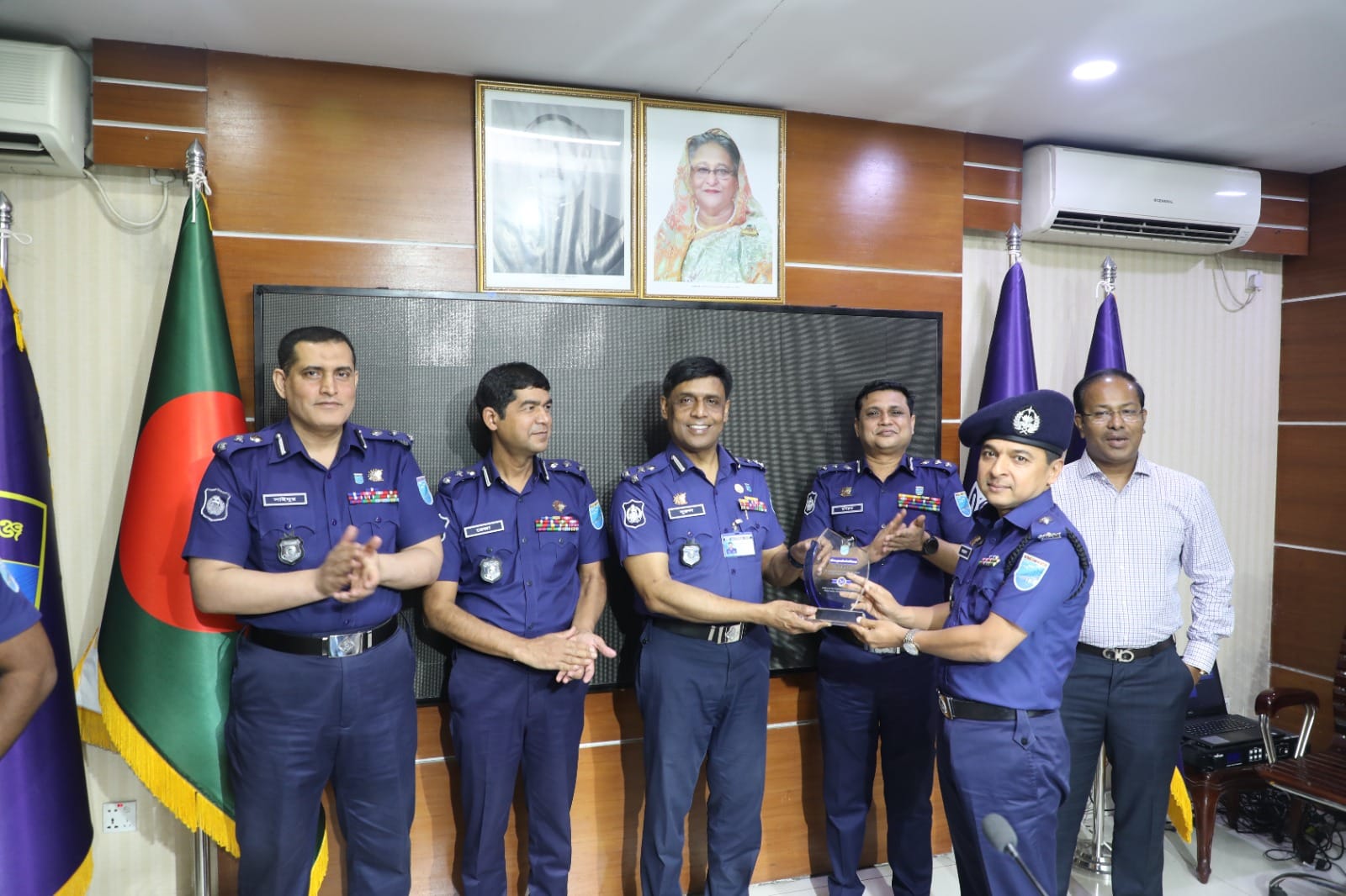 ঢাকা রেঞ্জের  ডিআইজি সৈয়দ নুরুল ইসলামের  সভাপতিত্বে মাসিক সভা, ক্রেস্ট ও পুরস্কার প্রদান অনুষ্ঠিত