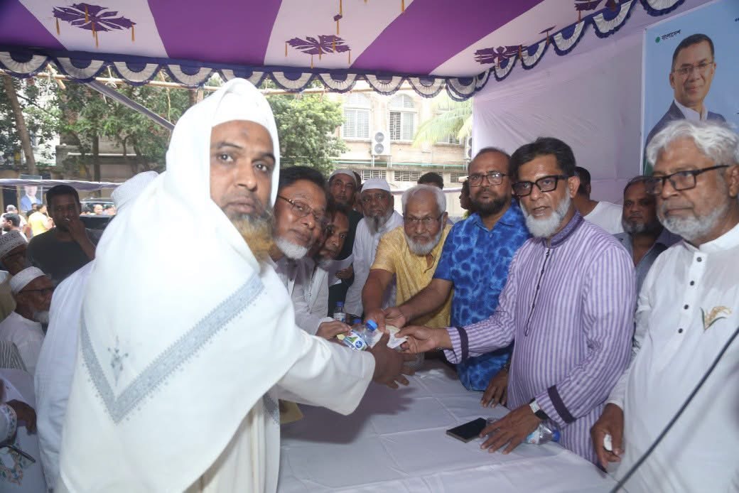 ঢাকা-৯ আসনের বিভিন্ন মসজিদ ও শিক্ষাপ্রতিষ্ঠানের উন্নয়নে মোট ৯০ লাখ টাকার অনুদানের চেক বিতরণ