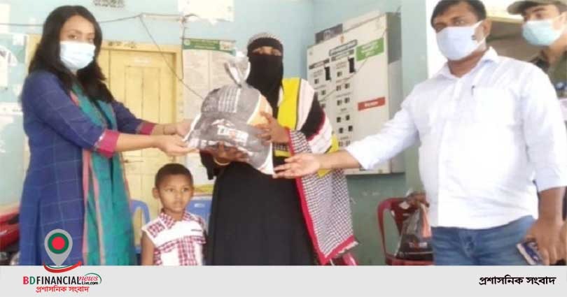 নরসিংদীতে হটলাইনে ফোন পেলেই খাদ্যসামগ্রী নিয়ে হাজির ইউএনও ফারহানা আফসানা চৌধুরী