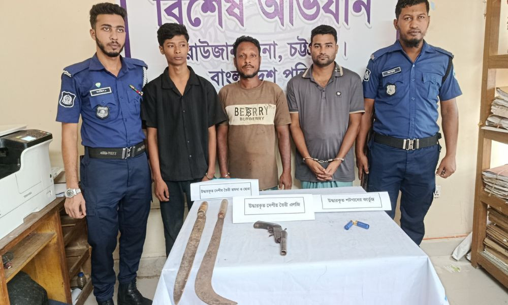 রাউজানে ডাকাতির প্রস্তুতিকালে অস্ত্রসহ গ্রেপ্তার ৩