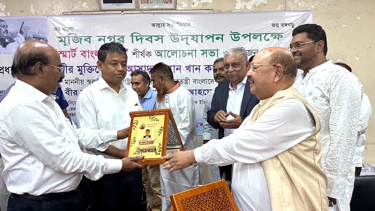 গুণীজন সম্মাননা পেলেন ডিবিপ্রধান